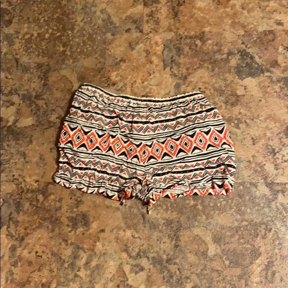Patterned shorts. - Picture 2 of 2